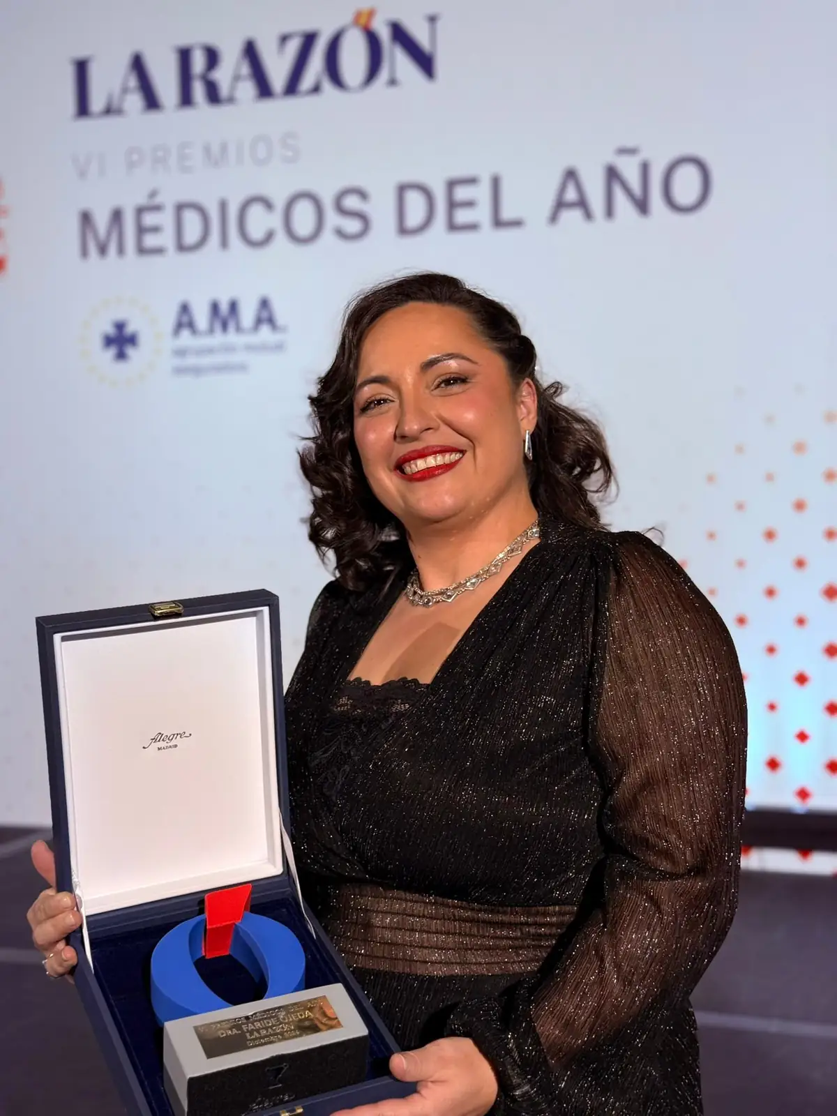 La Dra. Faride Ojeda Claro con el galardón de los Premios Médicos del Año de La Razón