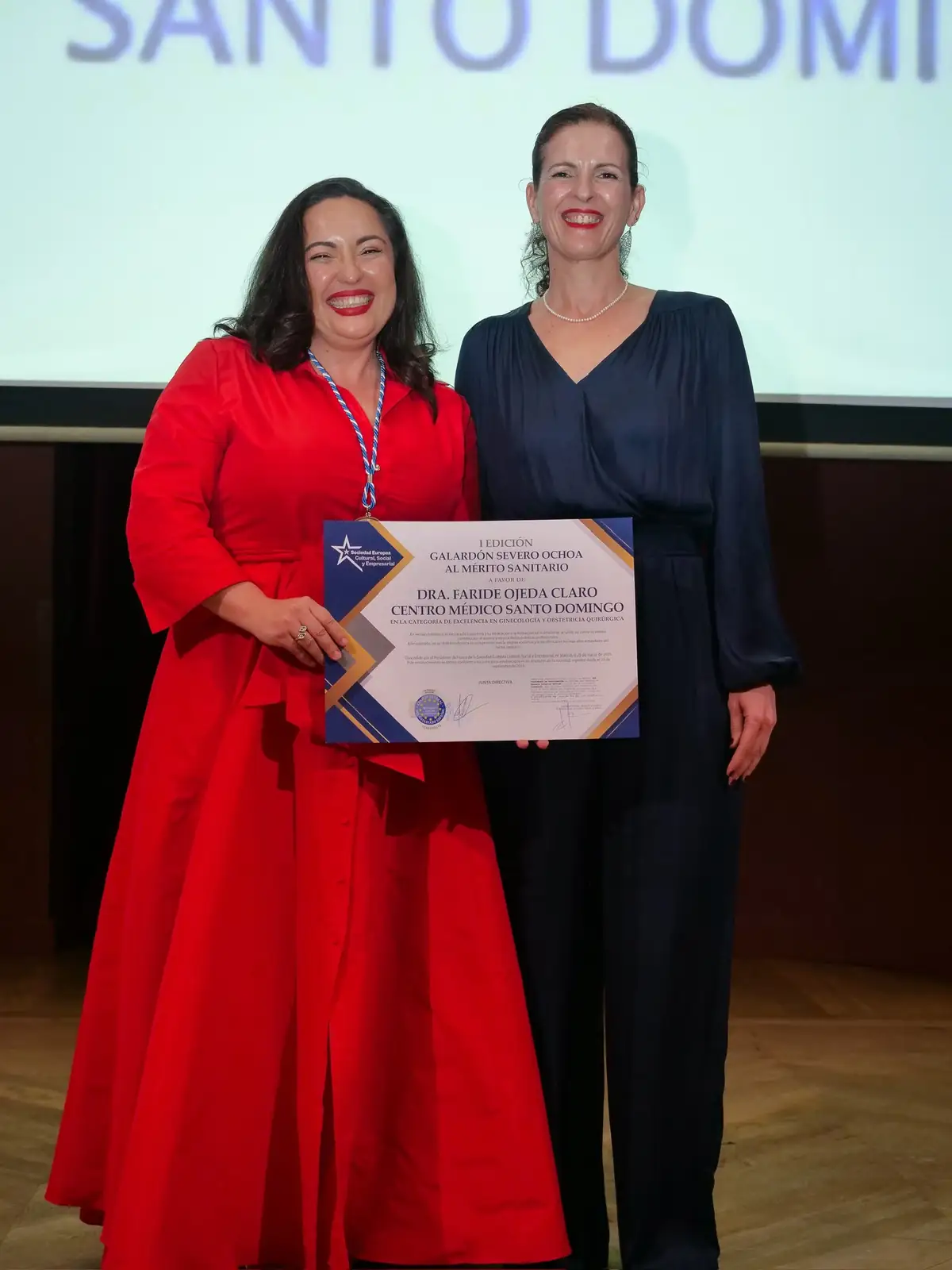 La Dra. Faride Ojeda Claro recibe el diploma de los Premios Internacionales Pasteur